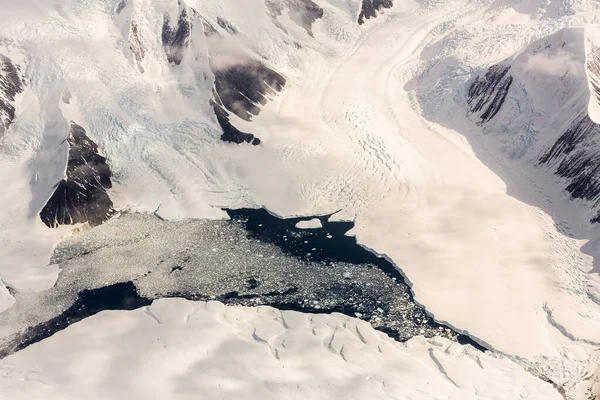 南极白雪覆盖的高山和结冰的水的鸟瞰图 — 图库照片