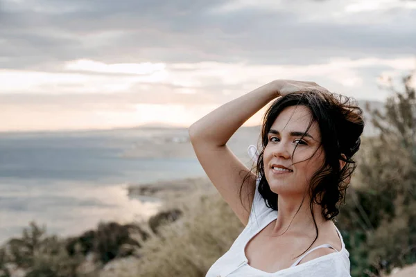 Uma Mulher Croata Atraente Vestido Branco Apreciando Pôr Sol Costa — Fotografia de Stock