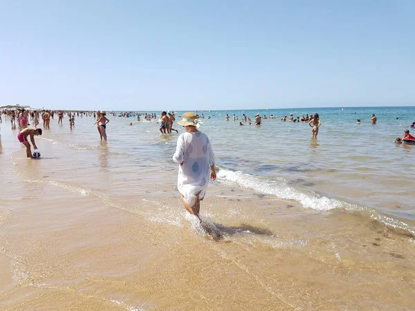 Chipiona Espanha Agosto 2017 Mulher Caminhando Entre Pessoas Costa Praia — Fotografia de Stock