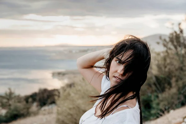 Een Jonge Kroatische Vrouw Geniet Van Wind Aan Kust Van — Stockfoto