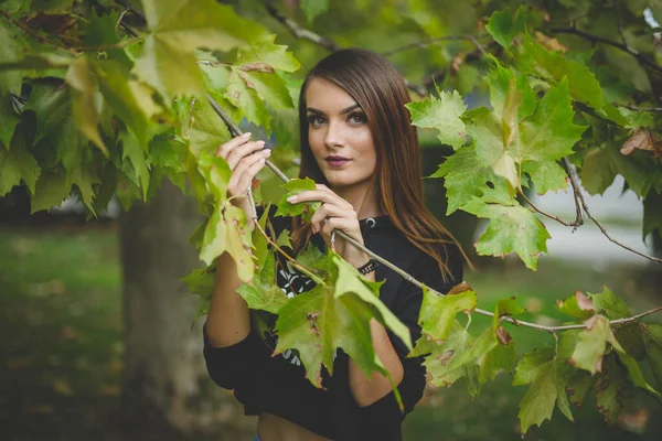 Foco Raso Uma Jovem Garota Sexy Posando Através Árvores Segurando — Fotografia de Stock