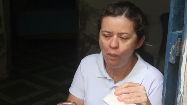 Egy Brazil Középkorú Tápiókát Eszik Kávét Iszik Ajtóban — Stock videók