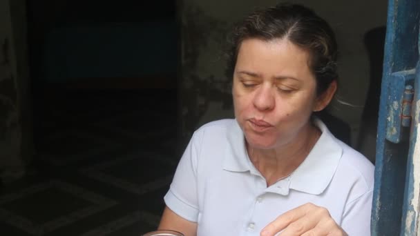 Brasiliansk Medelålders Kvinna Som Äter Tapioca Dörröppningen — Stockvideo