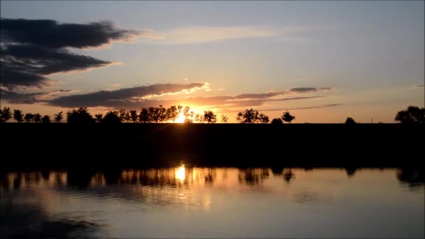 พระอาท ตกท สวยงามเหน อทะเลสาบ — วีดีโอสต็อก