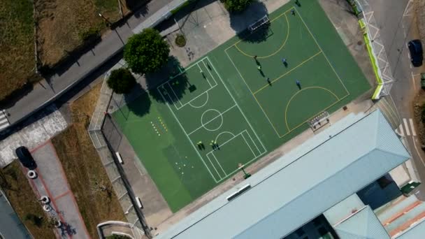 Een Luchtfoto Van Een Voetbalveld Met Voetballers — Stockvideo