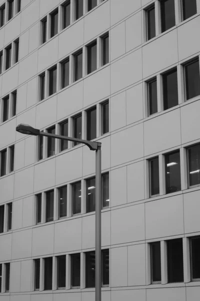 Vertical Shot City Lampost Front White Modern Building — Stock Photo, Image