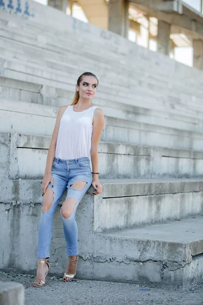 Foco Raso Uma Jovem Mulher Caucasiana Elegante Apoiando Passos Parque — Fotografia de Stock