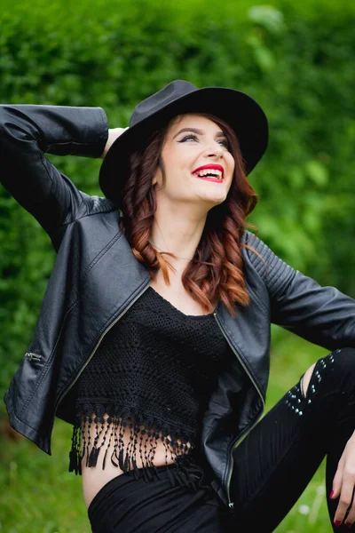 Portrait Confident Stylish Female Wearing Leather Jacket Paired Fedora Hat — Stock Photo, Image