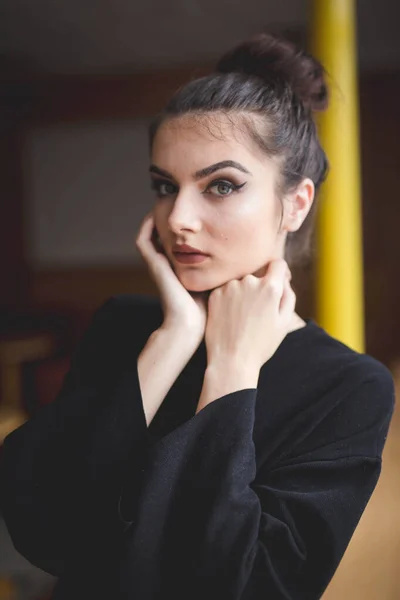 Foco Raso Uma Jovem Morena Branca Com Maquiagem Simples Posando — Fotografia de Stock