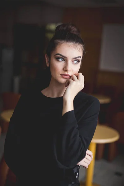 Foco Raso Uma Jovem Morena Branca Com Maquiagem Simples Posando — Fotografia de Stock