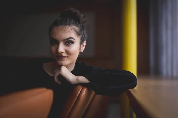 Focus Superficiale Una Giovane Bruna Femmina Caucasica Con Trucco Leggero — Foto Stock