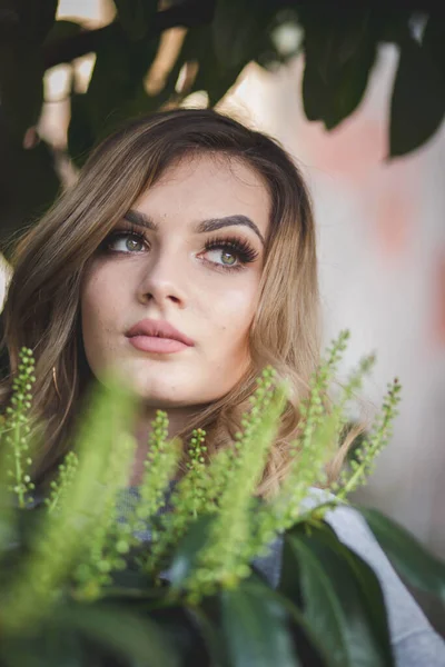 Porträt Einer Kaukasischen Blonden Frau Mit Attraktiven Augen — Stockfoto