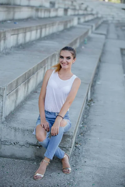 Foco Raso Uma Jovem Mulher Caucasiana Elegante Sentada Degraus Posando — Fotografia de Stock