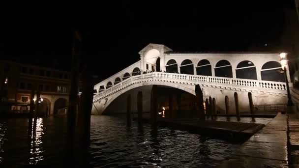 Una Vista Nocturna Del Famoso Puente Rialto Venecia Italia — Vídeo de stock