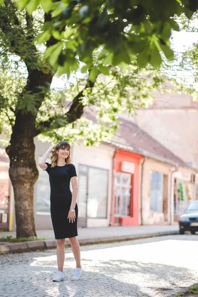 Vertical Shot Caucasian Woman Blonde Hair Standing Park — стоковое фото