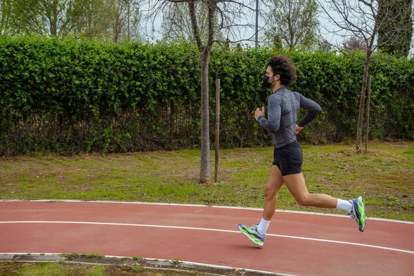 Primer Plano Joven Caucásico Corriendo Por Parque Con Una Máscara — Foto de Stock