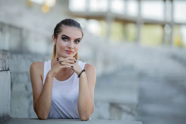 Ein Seichter Fokus Einer Jungen Kaukasischen Frau Einem Ärmellosen Hemd — Stockfoto