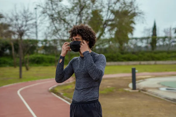 Primer Plano Joven Atleta Caucásico Quitándose Máscara —  Fotos de Stock