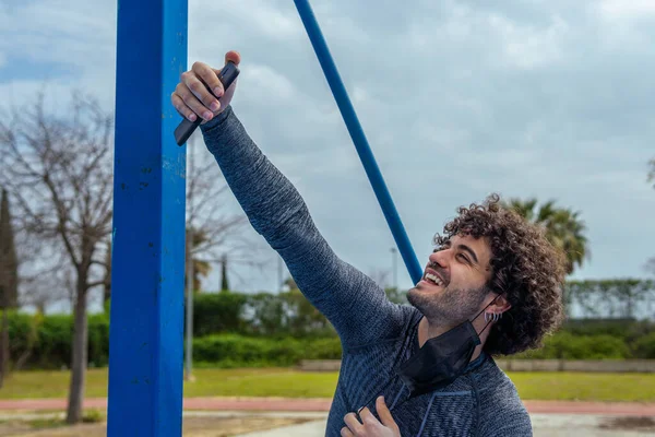 Primo Piano Atleta Maschio Caucasico Che Selfie Nel Parco — Foto Stock