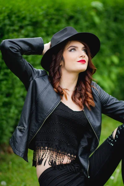 Portrait Confident Stylish Female Wearing Leather Jacket Paired Fedora Hat — Stock Photo, Image