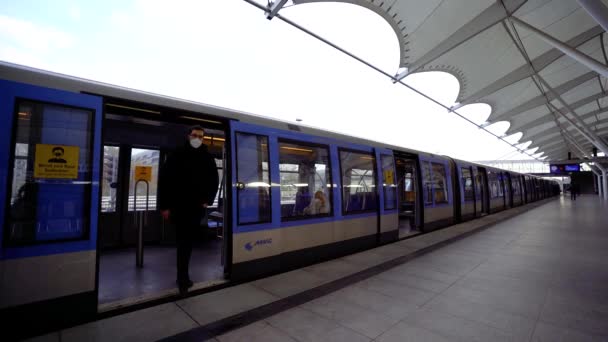 Muž Maskou Vystoupí Vlaku Metra Můžete Vidět Nadzemní Zastávku Mnichově — Stock video