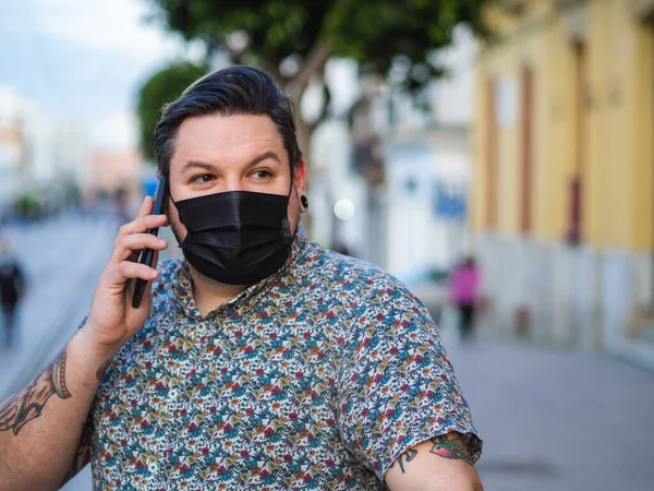 Španělský Muž Obličejovou Maskou Mluví Telefonu Venku Koncept Nového Normálu — Stock fotografie