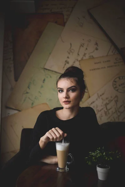 Неглибокий Фокус Жінки Кавказького Брюнету Чорній Сорочці Кафе — стокове фото
