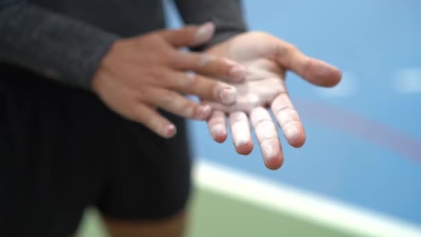 Las Manos Atleta Usando Polvo Tiza Antes Entrenamiento Para Mantener — Vídeo de stock