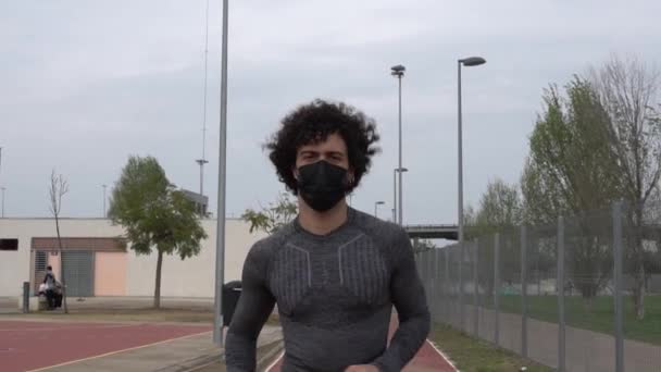 Lent Mouvement Sportif Espagnol Avec Masque Traversant Chemin Vers Caméra — Video