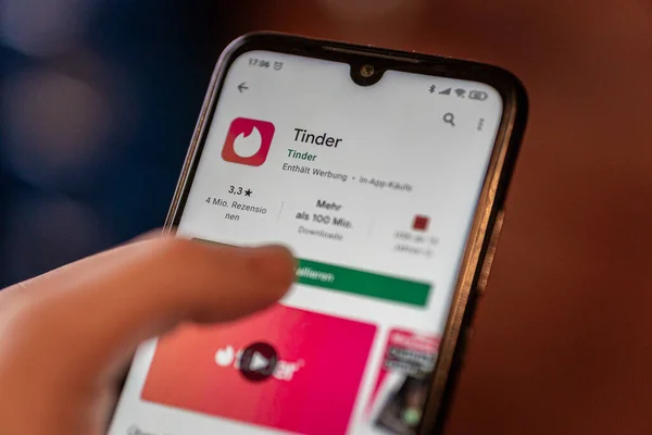 Berlin Tyskland Mar 2021 Den Tinder Mobilappen Öppnas Lekbutiken Mobiltelefon — Stockfoto