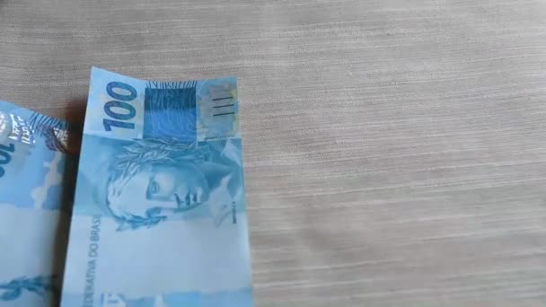 Eine Nahaufnahme Blauer Brasilianischer Banknoten Auf Einem Tisch — Stockvideo