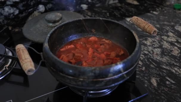 Una Pentola Pietra Con Deliziosa Salsa Rossa — Video Stock