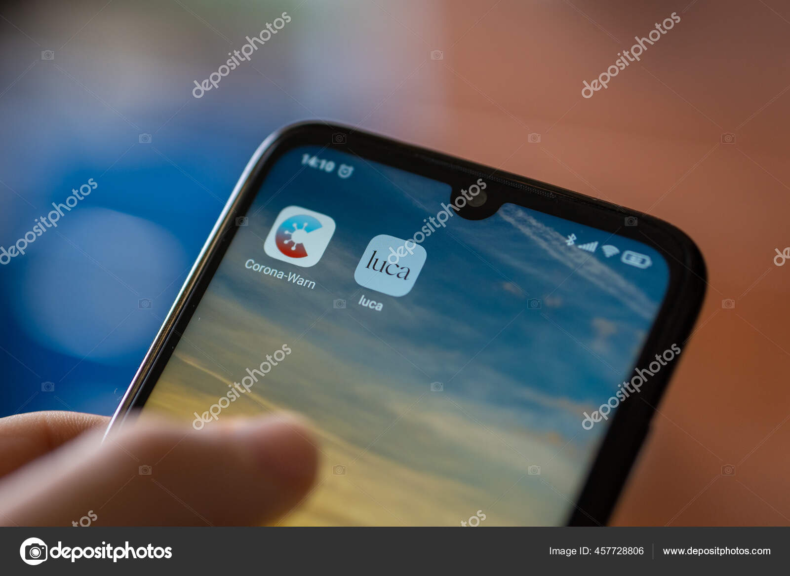 Herunterladen - BERLIN, DEUTSCHLAND - 16. März 2021: Smartphone mit der Corona-Warn-App und der neu entwickelten Luca Corona App auf dem Home-Bildschirm. — Stockbild Berlin Deutschland März 2021 Smartphone Mit Der Corona Warn App — Stockfoto