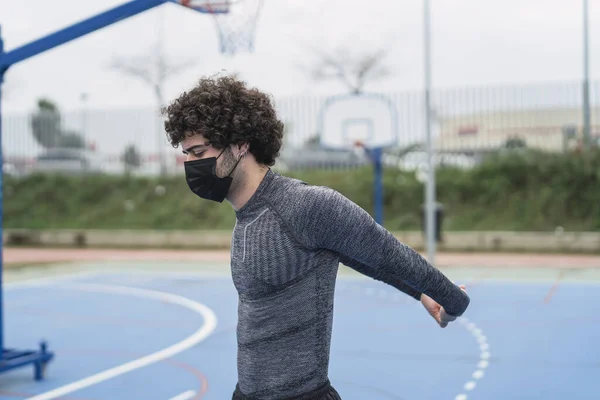 Een Spaanse Man Met Een Beschermend Masker Strekt Armen Uit — Stockfoto