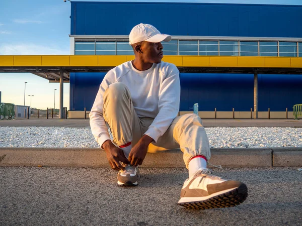 Macho Español Negro Atando Cordones Mientras Está Sentado Una Acera — Foto de Stock