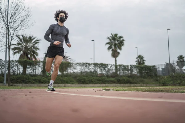Молодий Енергійний Іспанський Спортсмен Масці Обличчі Біжить Стежці — стокове фото