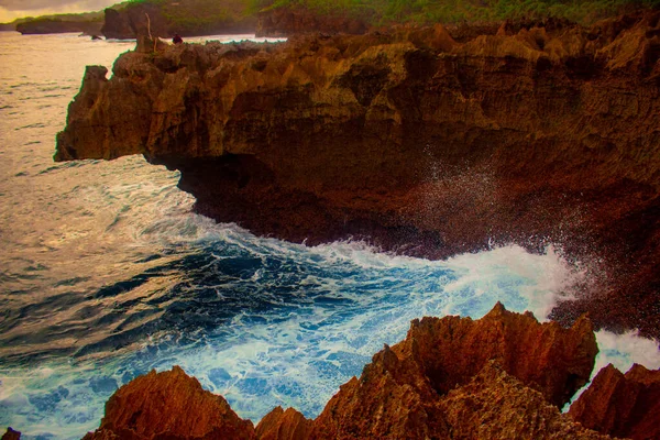 Grandes Olas Rebotando Contra Una Cala Rocosa Agua Chocando Contra — Foto de Stock