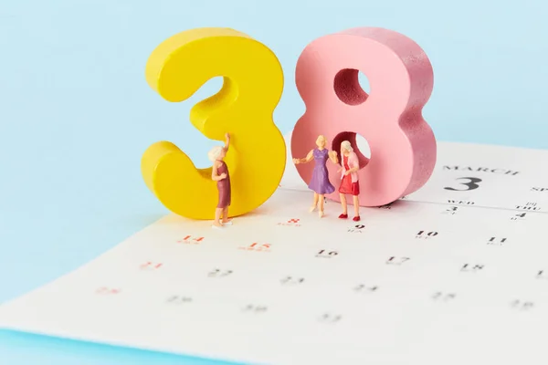 Miniatury Zabawek Kobiecych Stojące Kalendarzu Numerami Tła Koncepcja Inicjacji — Zdjęcie stockowe