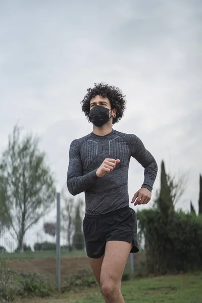 Primer Plano Atlético Joven Español Una Máscara Corriendo Campo Atletismo — Foto de Stock