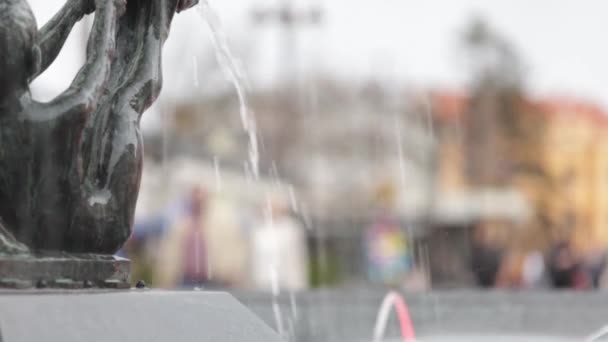 Malerische Ansicht Des Plätschernden Wassers Des Brunnens Mit Stadtstraße Hintergrund — Stockvideo