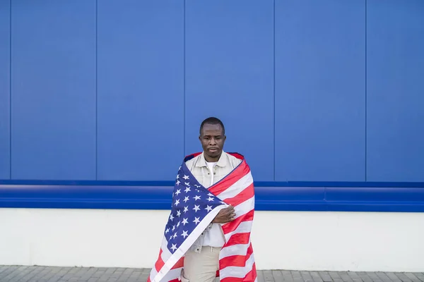 Close Homem Negro Segurando Bandeira Dos Eua Frente Azul — Fotografia de Stock