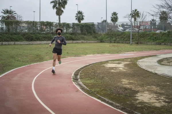 Atleta Español Enérgico Con Una Máscara Negra Corriendo Campo Atletismo — Foto de Stock