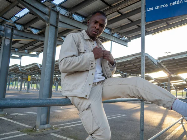 Belo Preto Espanhol Masculino Posando Estacionamento — Fotografia de Stock