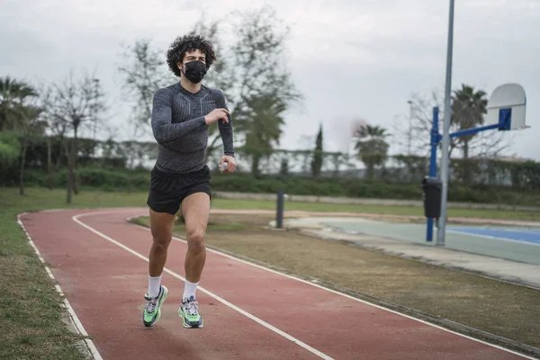 Joven Atleta Enérgico Español Con Una Máscara Protectora Corriendo Por — Foto de Stock