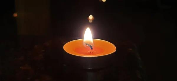 Výstřel Atmosférické Svíčky Hořící Bokeh Světly Černém Pozadí — Stock fotografie