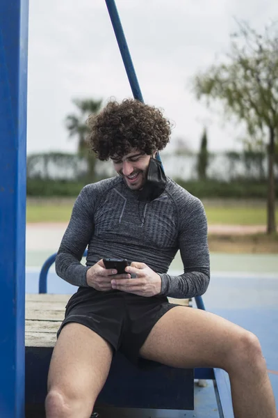 웃으며 기구에 스마트폰으로 문자를 보내는 스페인 — 스톡 사진