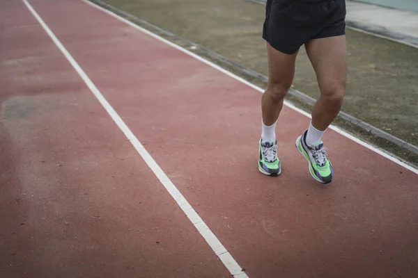 Zbliżenie Biegającego Sportowca Muskularne Nogi — Zdjęcie stockowe