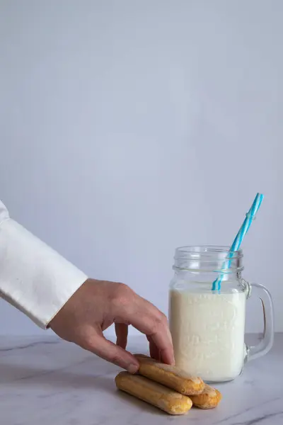 Bir Erkeğin Dikey Çekimi Milkshake Kurabiye Batırmak Ister — Stok fotoğraf