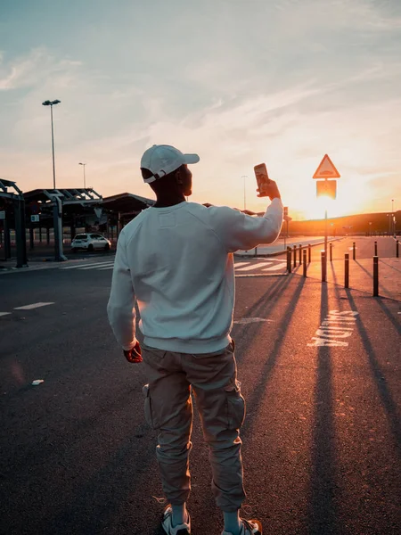 Homem Espanhol Preto Boné Branco Tirando Uma Selfie Com Pôr — Fotografia de Stock