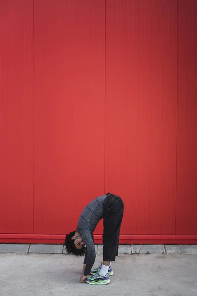 Een Atletische Spaanse Man Strekt Zijn Lichaam Naar Voren Buigend — Stockfoto